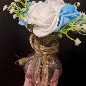 Bouquet de roses blanches et bleues avec strass, gypsophile