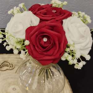 Bouquet de roses blanches et rouges avec strass, gypsophile