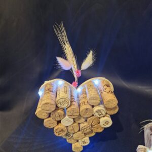 Coeur en bouchons sur support bois avec led
