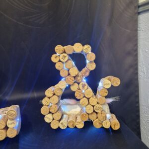 Lettre en bouchons sur support bois avec led