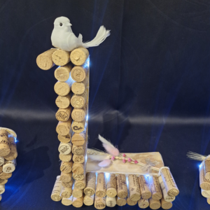 Lettre en bouchons sur support bois avec led