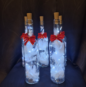 Bouteille en verre  led plumes blanches et nœud rouge